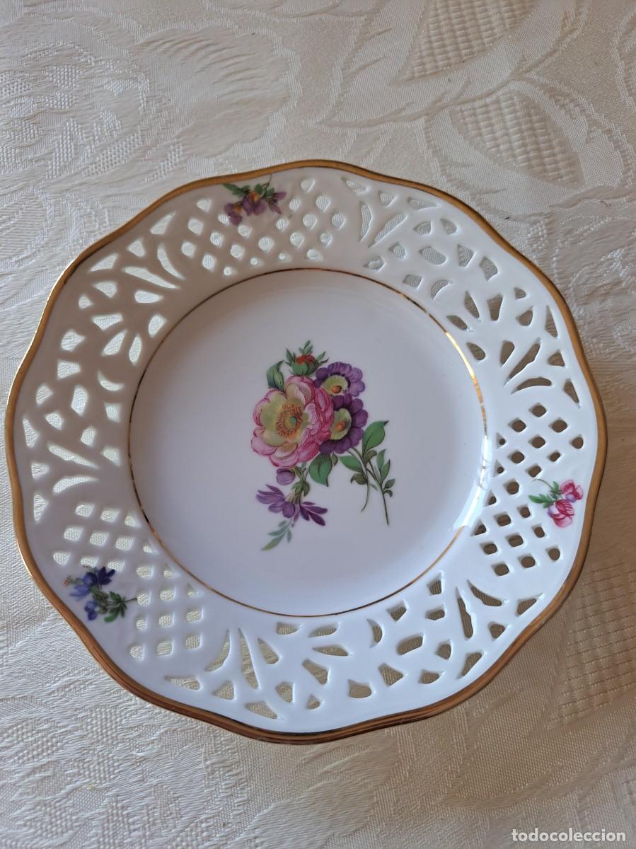 Antig&uuml;edades: Bonito platillo de porcelana calada decorado con flores, Schumann Arzberg Bavaria.