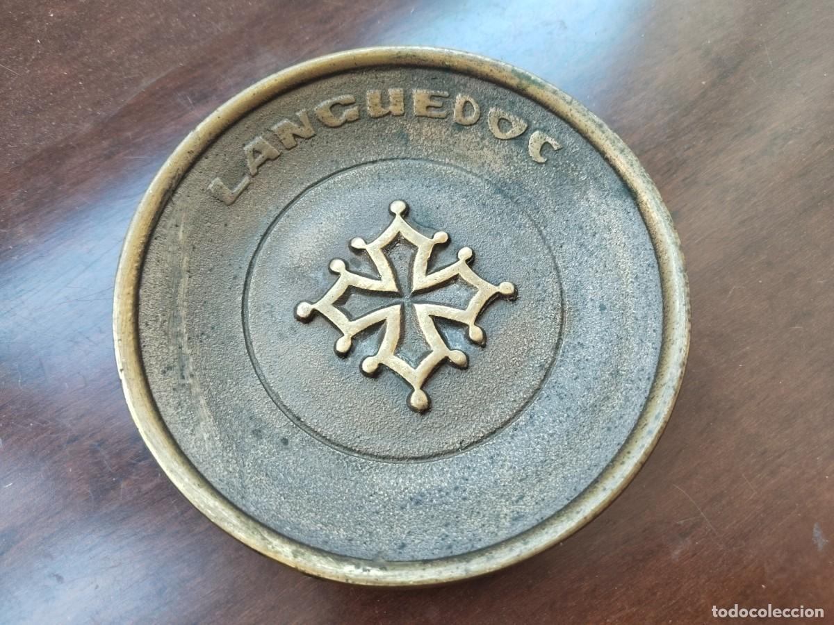 Antig&uuml;edades: Bandejita en bronce Languedoc. 11,5 cm y 342 gramos. L. P. F. Numerada.
