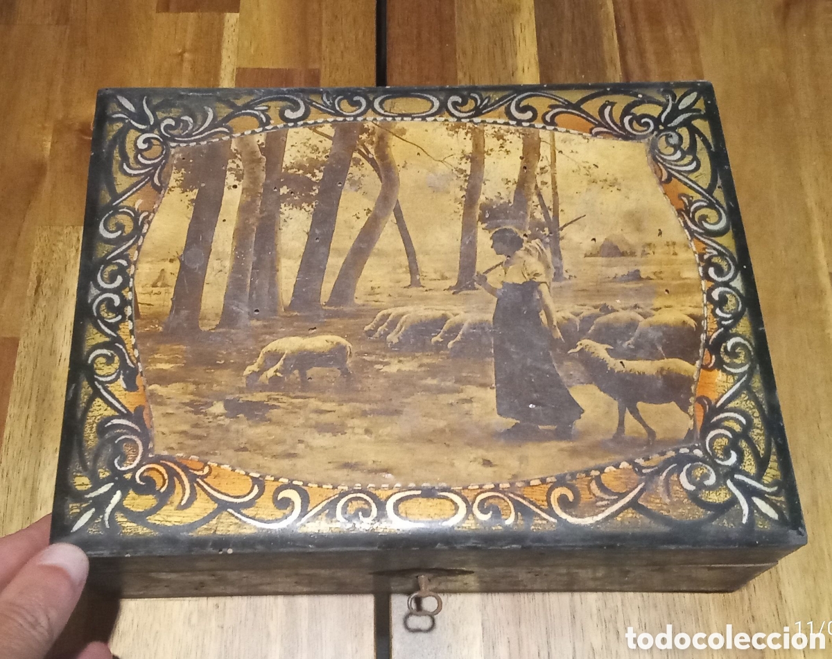 Antig&uuml;edades: Caja de madera. Antigua. Con llave.