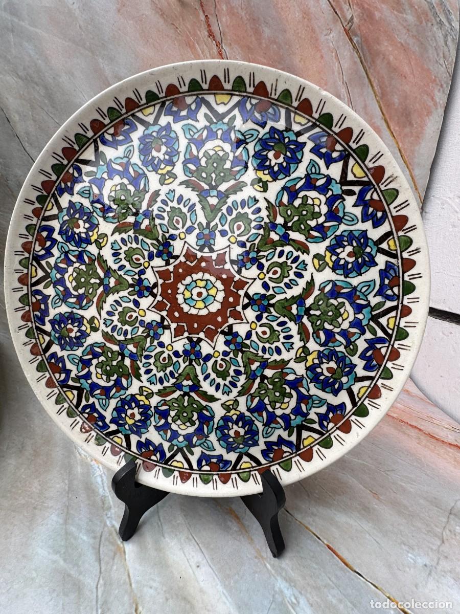 Antig&uuml;edades: Plato decorativo de cer&aacute;mica turca İznik / K&uuml;tahya, pintado a mano, a&ntilde;os 70&ndash;90