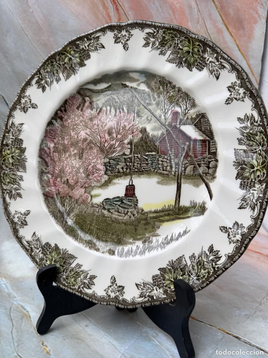 Antig&uuml;edades: Plato vintage de Johnson Bros. &ndash; The Friendly Village &laquo;The Well&raquo; &ndash; Porcelana inglesa de colecci&oacute;n