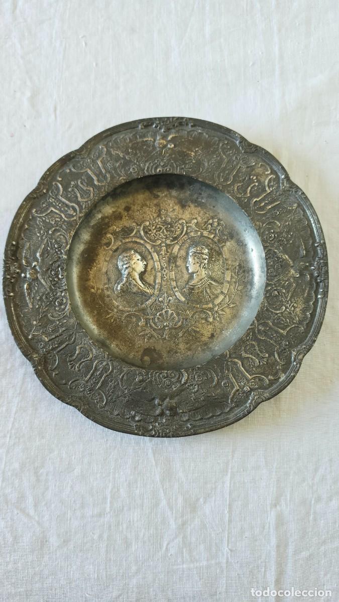 Antig&uuml;edades: Gran Plato de Peltre Antiguo Luis XVI y Mar&iacute;a Antonieta Punzones de &Eacute;poca S. XIX Joya Conmememorativ