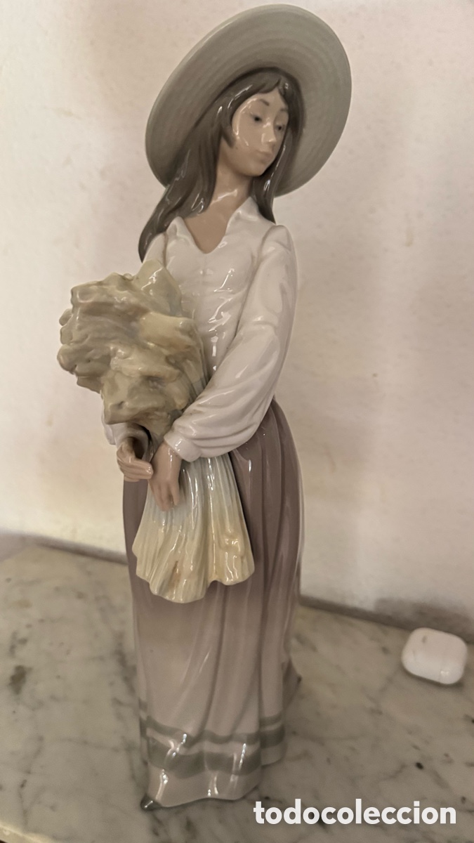 Antig&uuml;edades: Figura NAO by Lladr&oacute; Daisa 1982 &ndash; Joven con ramo de flores &ndash; Marcada B-22