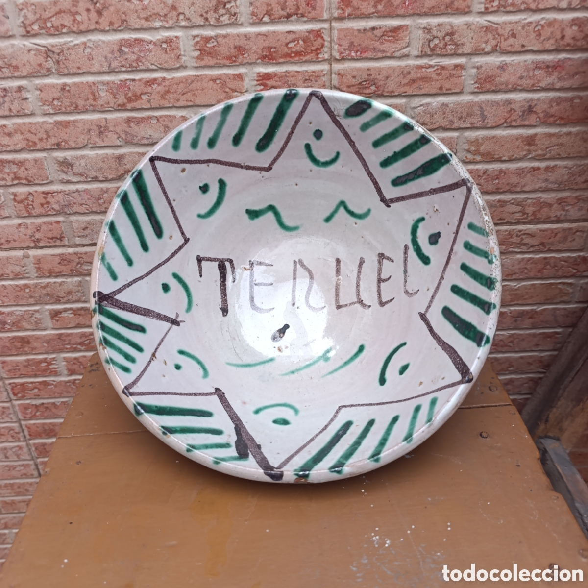 Antig&uuml;edades: Lebrillo Teruel,27 cm di&aacute;metro,t&eacute;cnica mud&eacute;jar de verde de cobre y morado de manganeso.