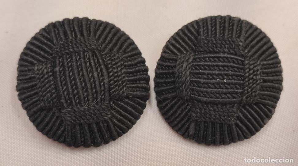 Antiquit&eacute;s: JUEGO DE 2 BOTONES ANTIGUOS FORRADOS DE HILO, SIGLO XIX, NEGROS, 32 MM