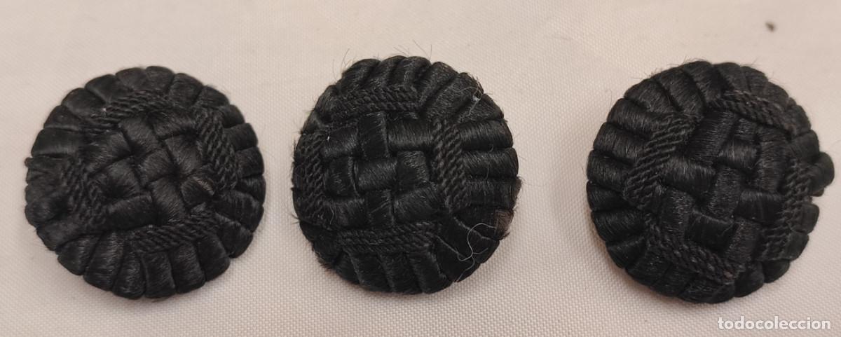 Antiquit&eacute;s: JUEGO DE 3 BOTONES ANTIGUOS FORRADOS DE HILO, SIGLO XIX, NEGROS, 30 MM