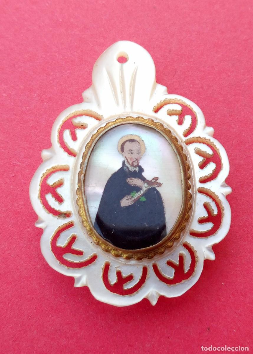 Antig&uuml;edades: Preciosa Medalla Antigua madreperla San Juan Francisco R&eacute;gis. Misionero. Compa&ntilde;&iacute;a de Jes&uacute;s.