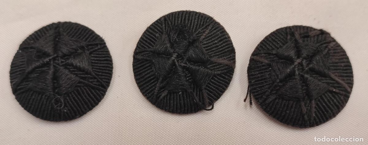 Oggetti Antichi: JUEGO DE 3 BOTONES ANTIGUOS FORRADOS DE HILO, SIGLO XIX, NEGROS, 28 MM