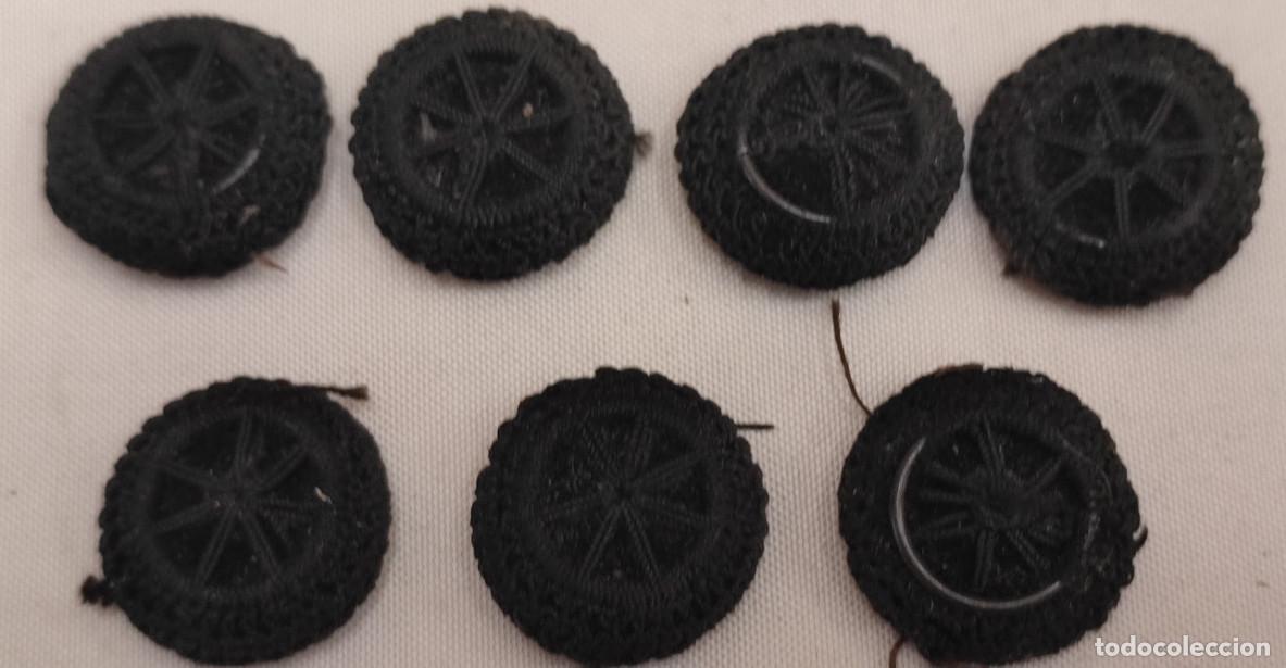 Oggetti Antichi: JUEGO DE 7 BOTONES ANTIGUOS FORRADOS DE HILO, SIGLO XIX, NEGROS, 19 MM