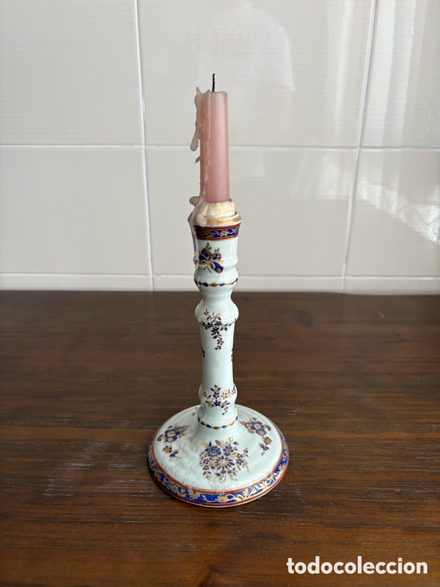 Antig&uuml;edades: Antiguo candelero de porcelana policromada con decoraci&oacute;n en azul cobalto y oro