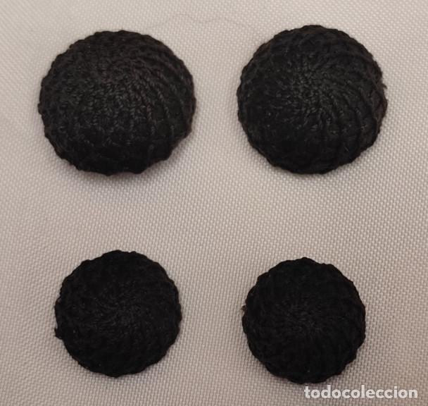 Antiquit&auml;ten: JUEGO DE 4 BOTONES ANTIGUOS FORRADOS DE HILO, SIGLO XIX, NEGROS, 18 Y 15 MM