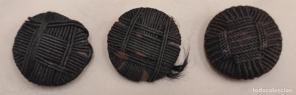 Antiques: JUEGO DE 3 BOTONES ANTIGUOS FORRADOS DE HILO, SIGLO XIX, NEGROS, 28 MM, VER FOTOS
