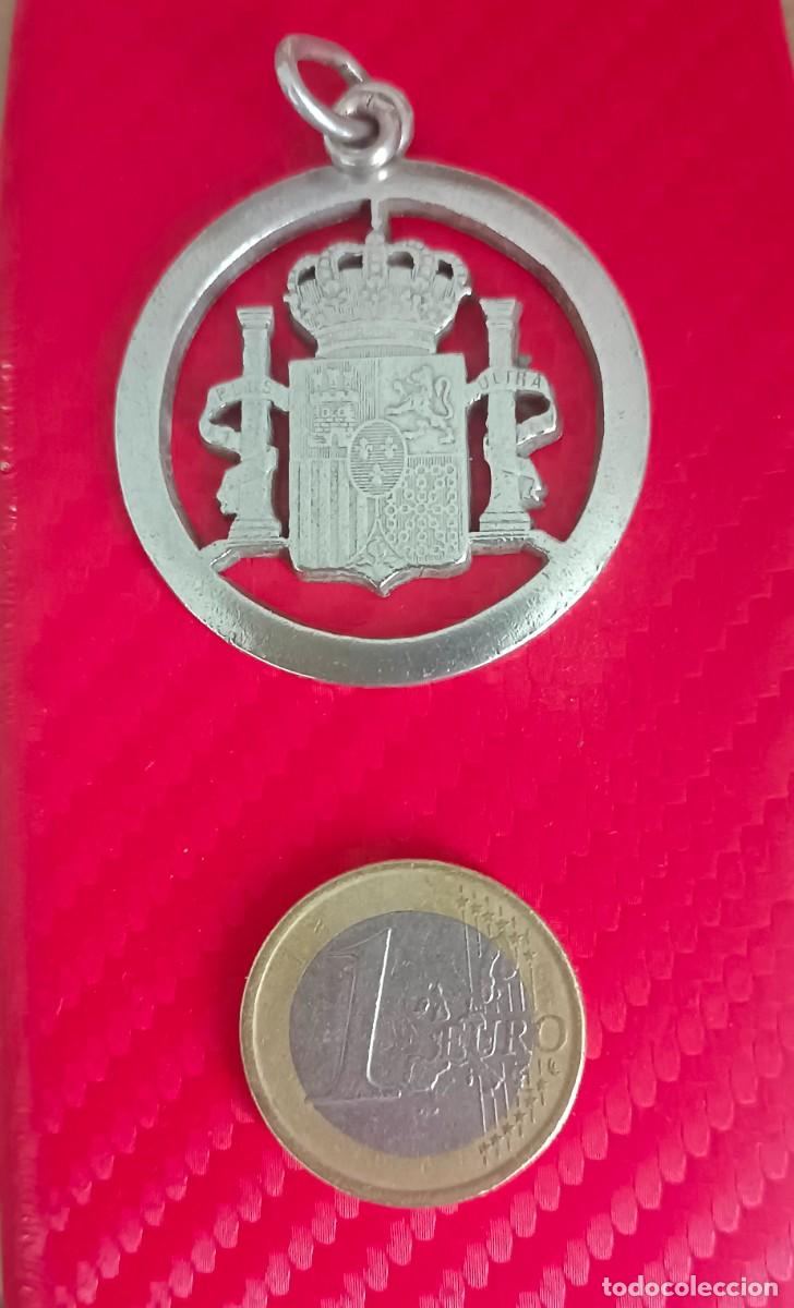 Antig&uuml;edades: Medalla plata del escudo constitucional - Foto 3