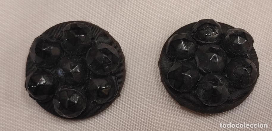 Antiques: JUEGO DE 2 BOTONES ANTIGUOS FORRADOS CON 14 PIEDRAS DE AZABACHE, SIGLO XIX, NEGROS, 23 MM
