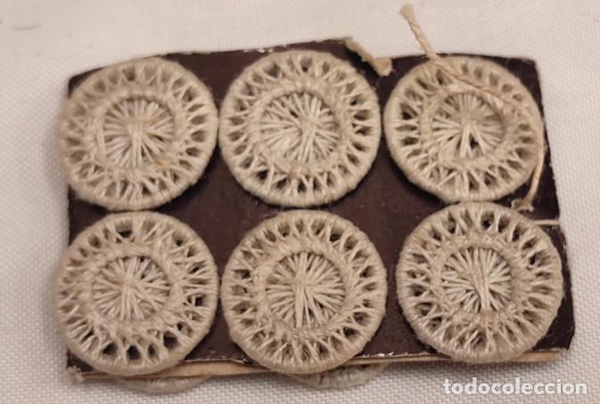 Antiguidades: JUEGO DE 10 BOTONES ANTIGUOS DE HILO O CROCHET, SIGLO XIX, BLANCOS, 15 MM