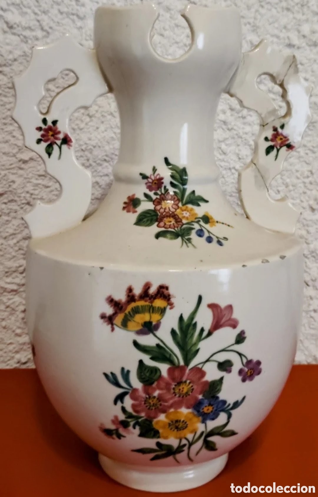 Antig&uuml;edades: Jarr&oacute;n antiguo de cer&aacute;mica con flores, pintado a mano.