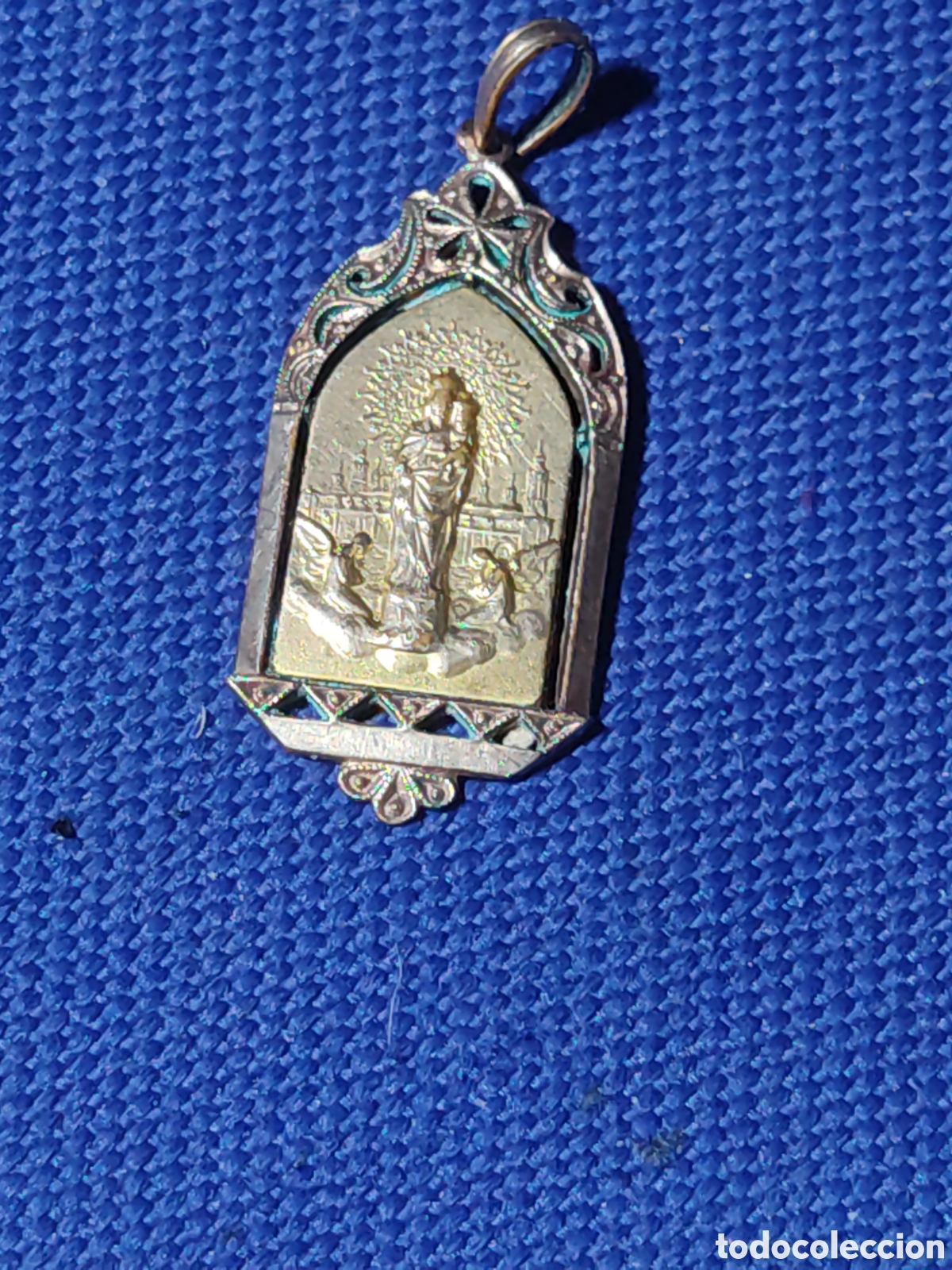 Antig&uuml;edades: Antigua medalla religiosa de la Virgen del Pilar chapada en oro.