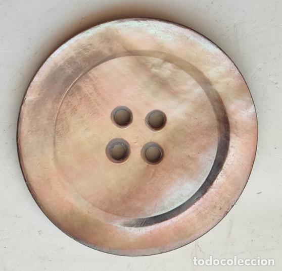 Antiquit&eacute;s: ANTIGUO BOTON DE MADREPERLA O NACAR, 29 MM