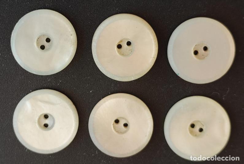 Oggetti Antichi: JUEGO DE 6 BOTONES ANTIGUOS DE MADREPERLA O NACAR, 19 MM