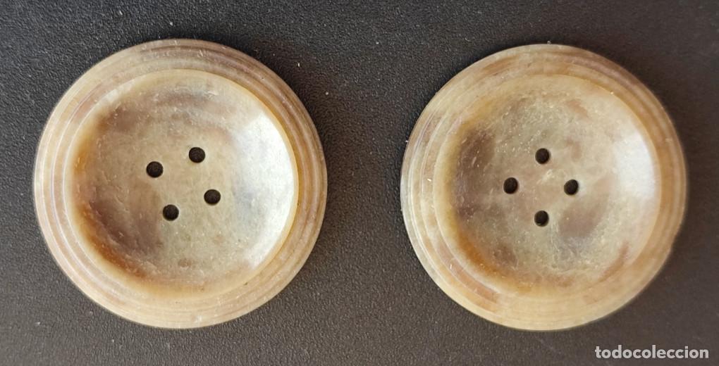 Antiques: LOTE DE 2 BOTONES ANTIGUOS, 27 MM