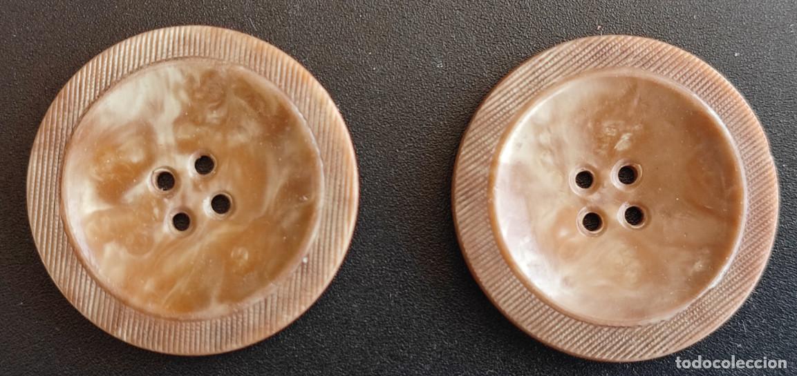 Antiques: LOTE DE 2 BOTONES ANTIGUOS, 28 MM