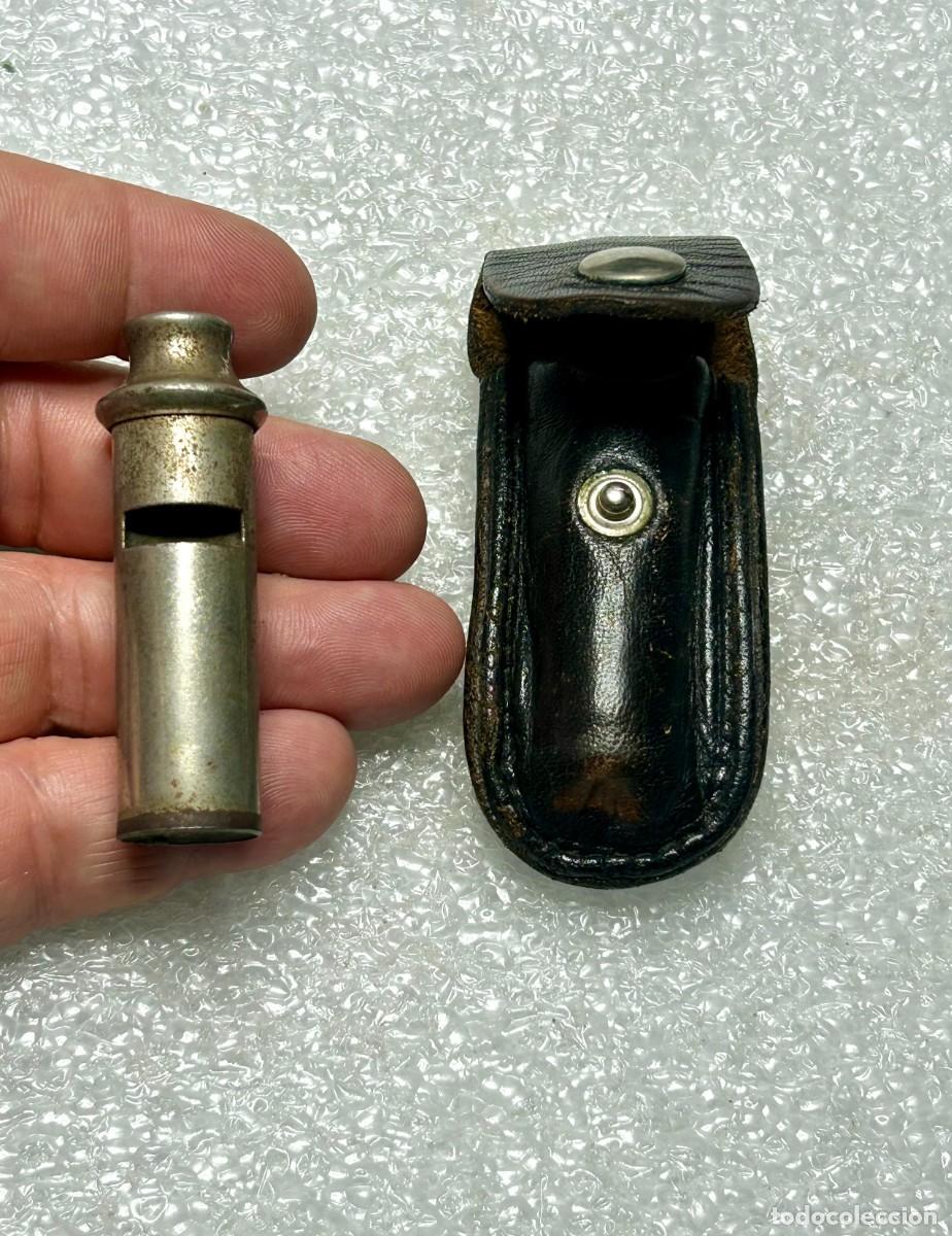 Antig&uuml;edades: 4062.Silbato antiguo de tipo tubular con funda original de cuero de la marca Yuen Wah Factory - Hong