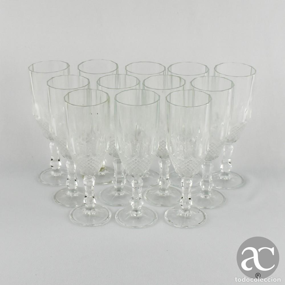 Antig&uuml;edades: Conjunto de 12 flutes em vidro italiano, padr&atilde;o de corte de diamante