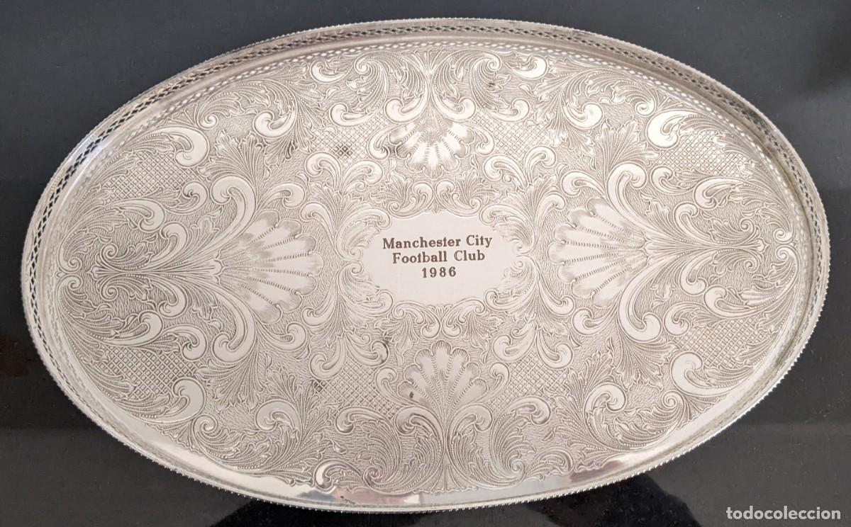 Antig&uuml;edades: Bandeja metal plateada del Manchester City Conmemoraci&oacute;n 1986 40x25x5 cm 900 gramos