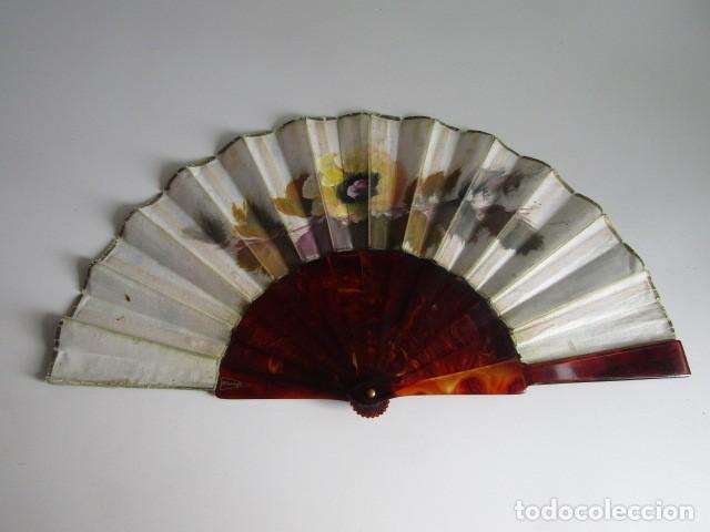Antig&uuml;edades: PRECIOSO ABANICO CON VARILLAJE EN CAREY MOTIVOS FLORALES PINTADO A MANO - PRIMEROS S.XX