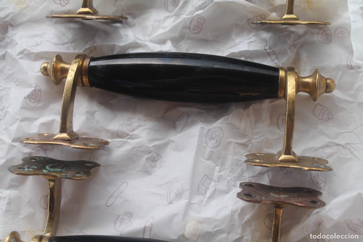 Antig&uuml;edades: tiradores de bronce y porcelana megra; del siglo XIX, en perfecto estado