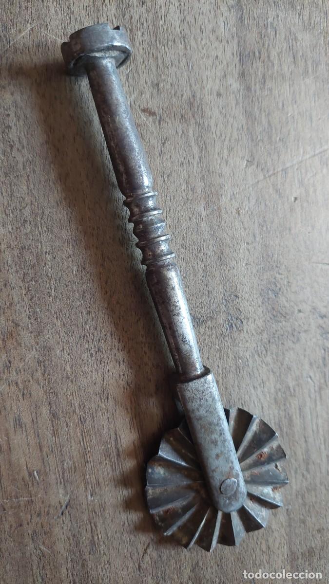 Antig&uuml;edades: Troqueladora de ruleta de pasta en hierro forjado
