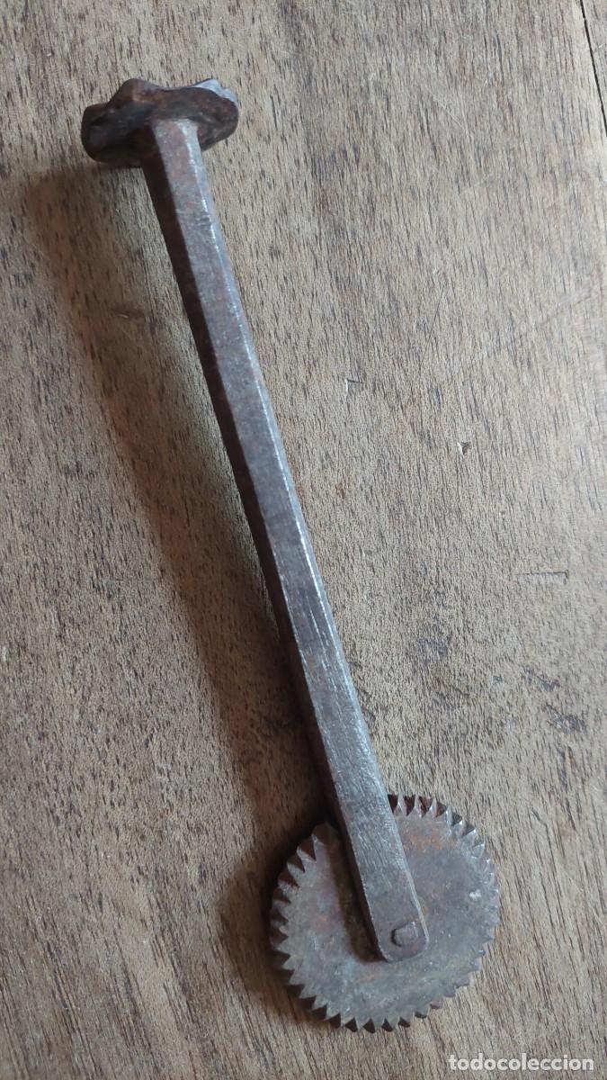 Antig&uuml;edades: Troqueladora de ruleta de pasta en hierro forjado
