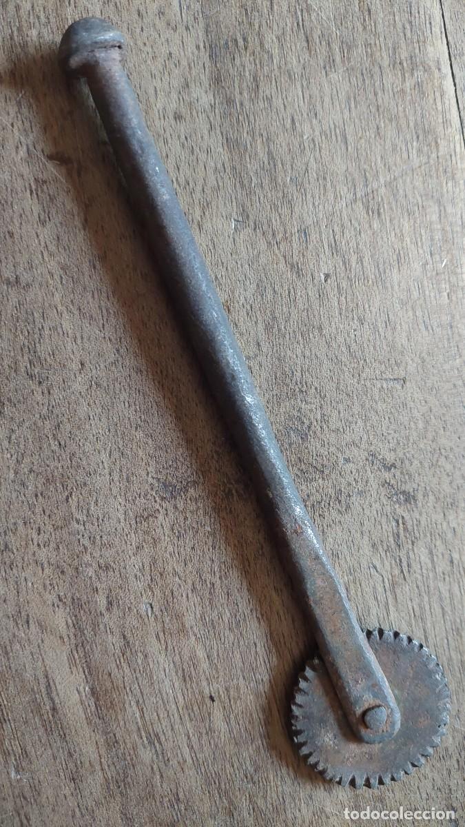 Antig&uuml;edades: Troqueladora de ruleta de pasta en hierro forjado