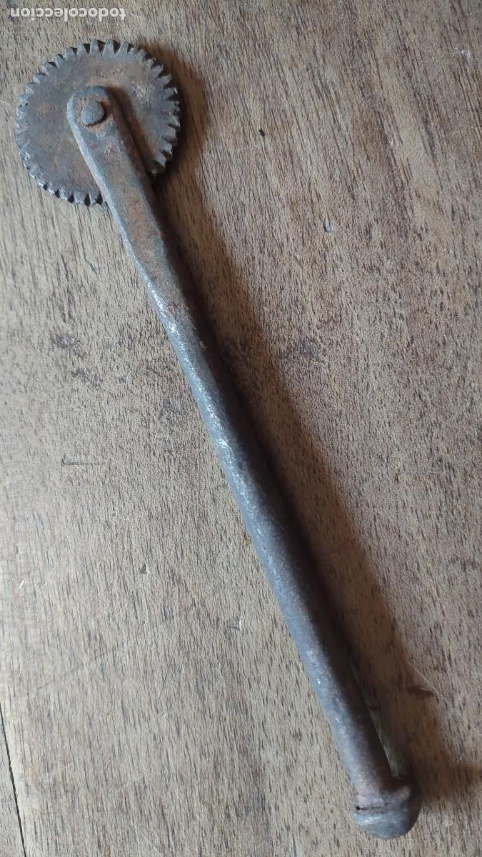 Antig&uuml;edades: Troqueladora de ruleta de pasta en hierro forjado