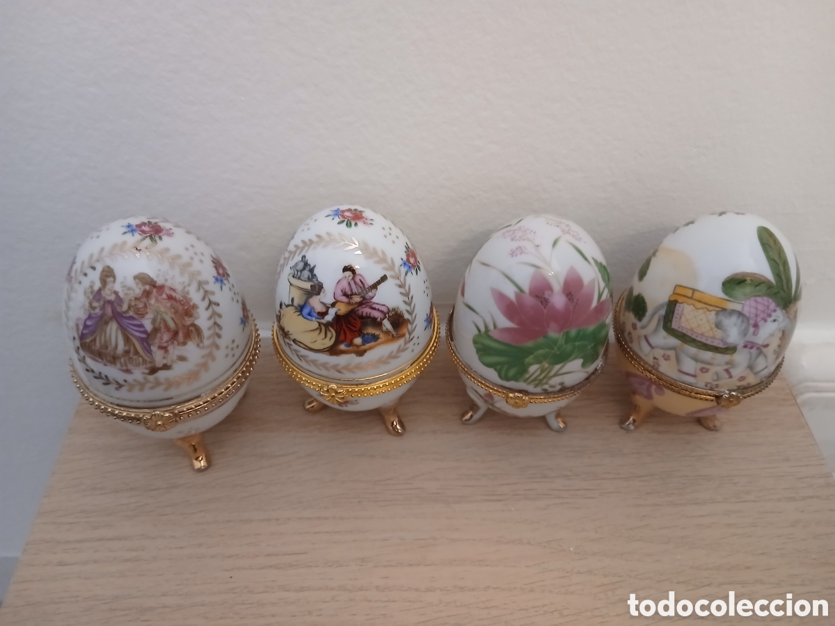 Antig&uuml;edades: Lote de 4 huevos joyero de porcelana con tapa abatible y patas doradas &ndash; Cajas decorativas vintage