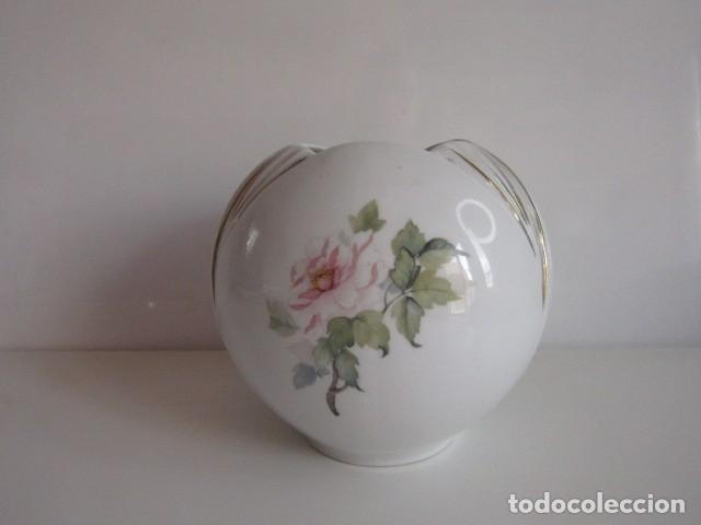 Antig&uuml;edades: PRECIOSA JARRON DE PORCELANA CIRCULAR CON MOTIVOS FLORALES - 16 CM