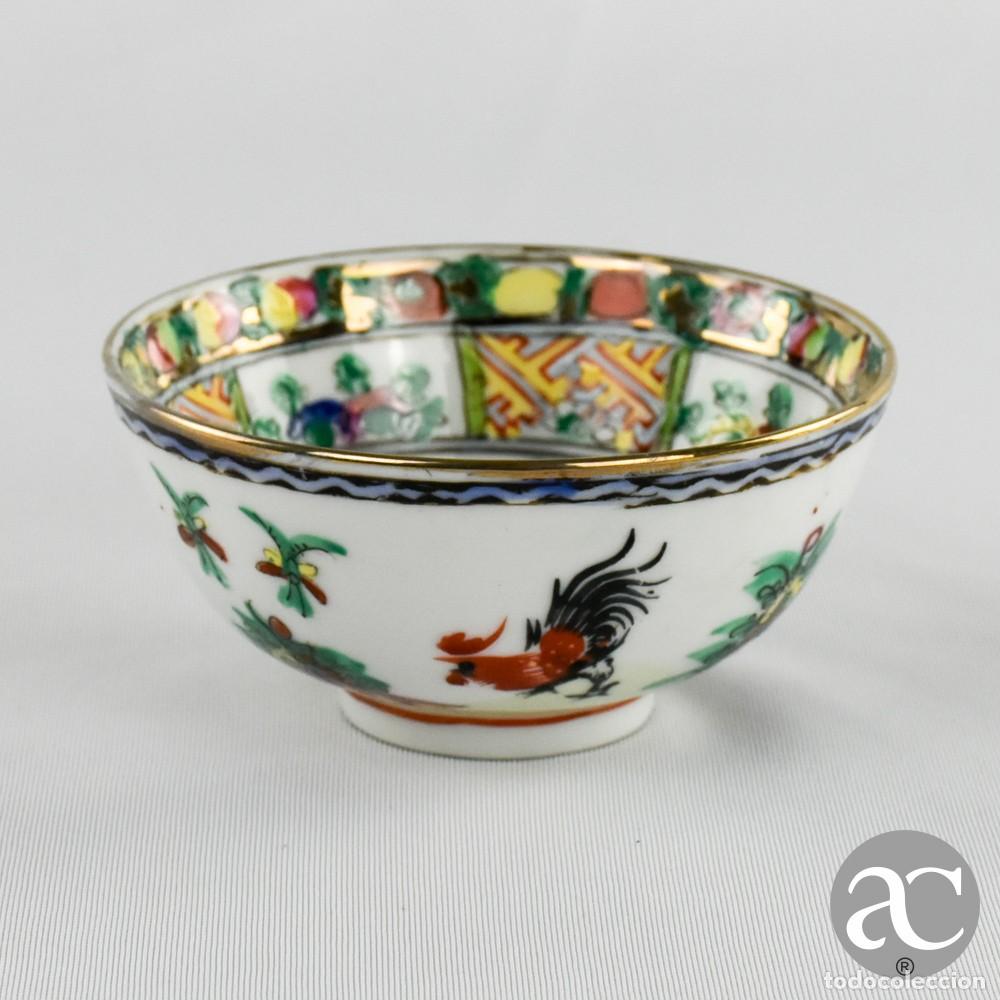 Antig&uuml;edades: Ta&ccedil;a em porcelana da China, decora&ccedil;&atilde;o &ldquo;Luta de Galos&rdquo;, ca. 1970