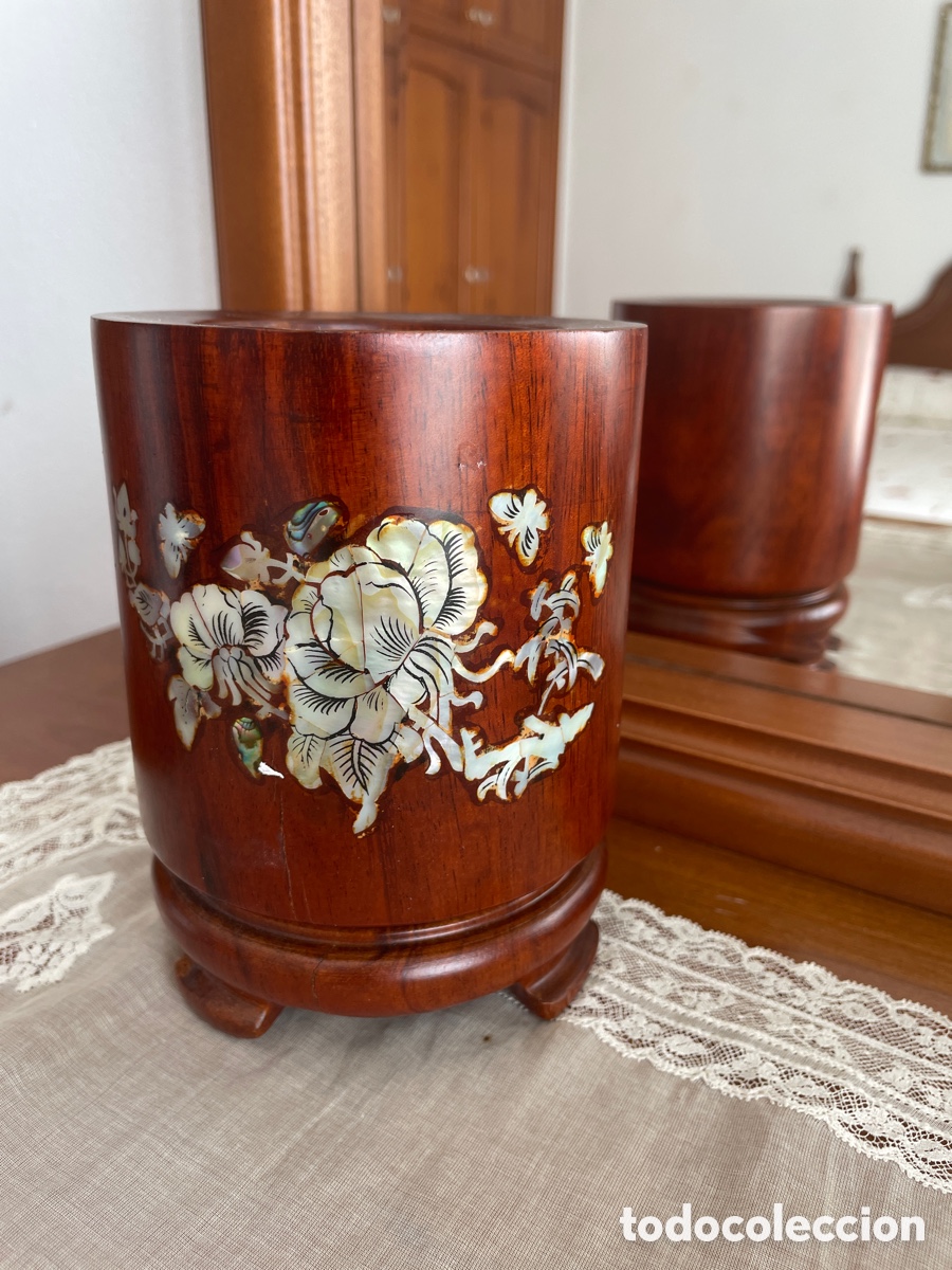 Antig&uuml;edades: Vaso de madera con motivos florales en te y turquesa estilo japon&eacute;s