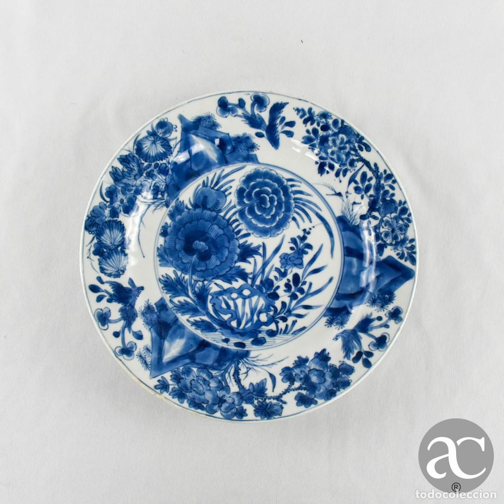 Antig&uuml;edades: Prato em porcelana da China, Per&iacute;odo Kangxi, s&eacute;c. XVII / XVIII, com reservas no verso