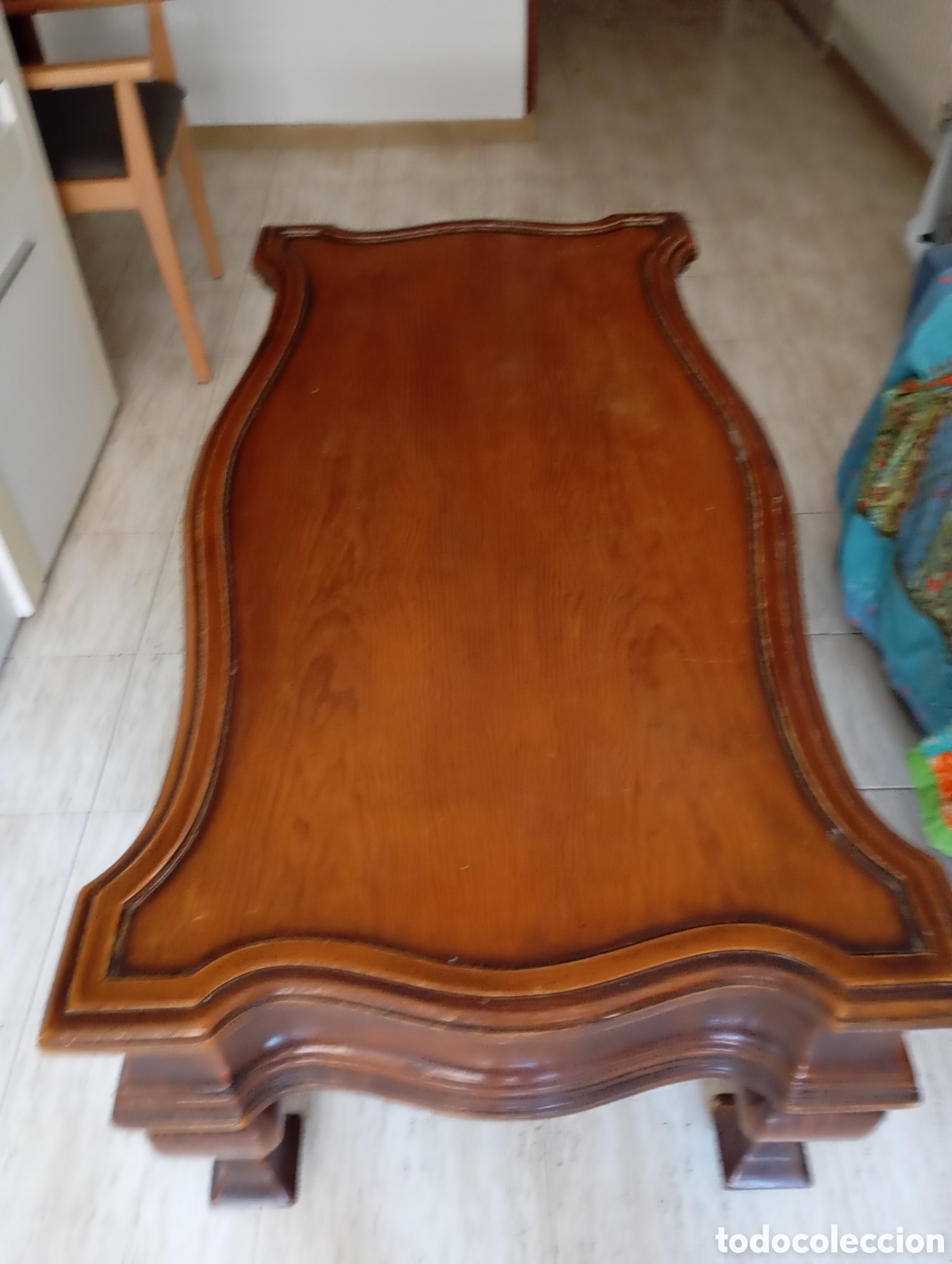 Antig&uuml;edades: Mesa madera nogal marca VALENTI. Estilo ingles Victoriano, con robustas patas.