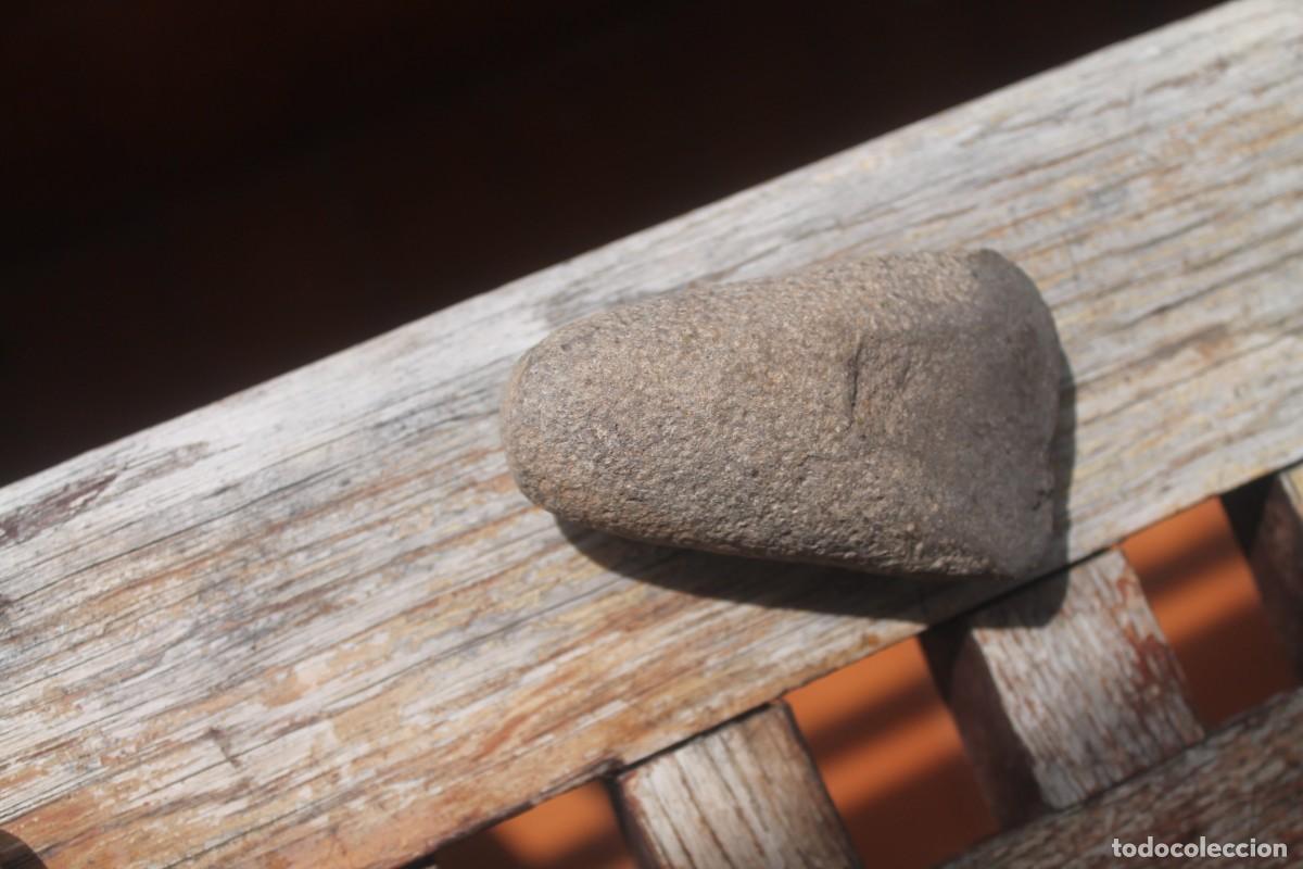 Antig&uuml;edades: hacha neolitica de piedra pulida