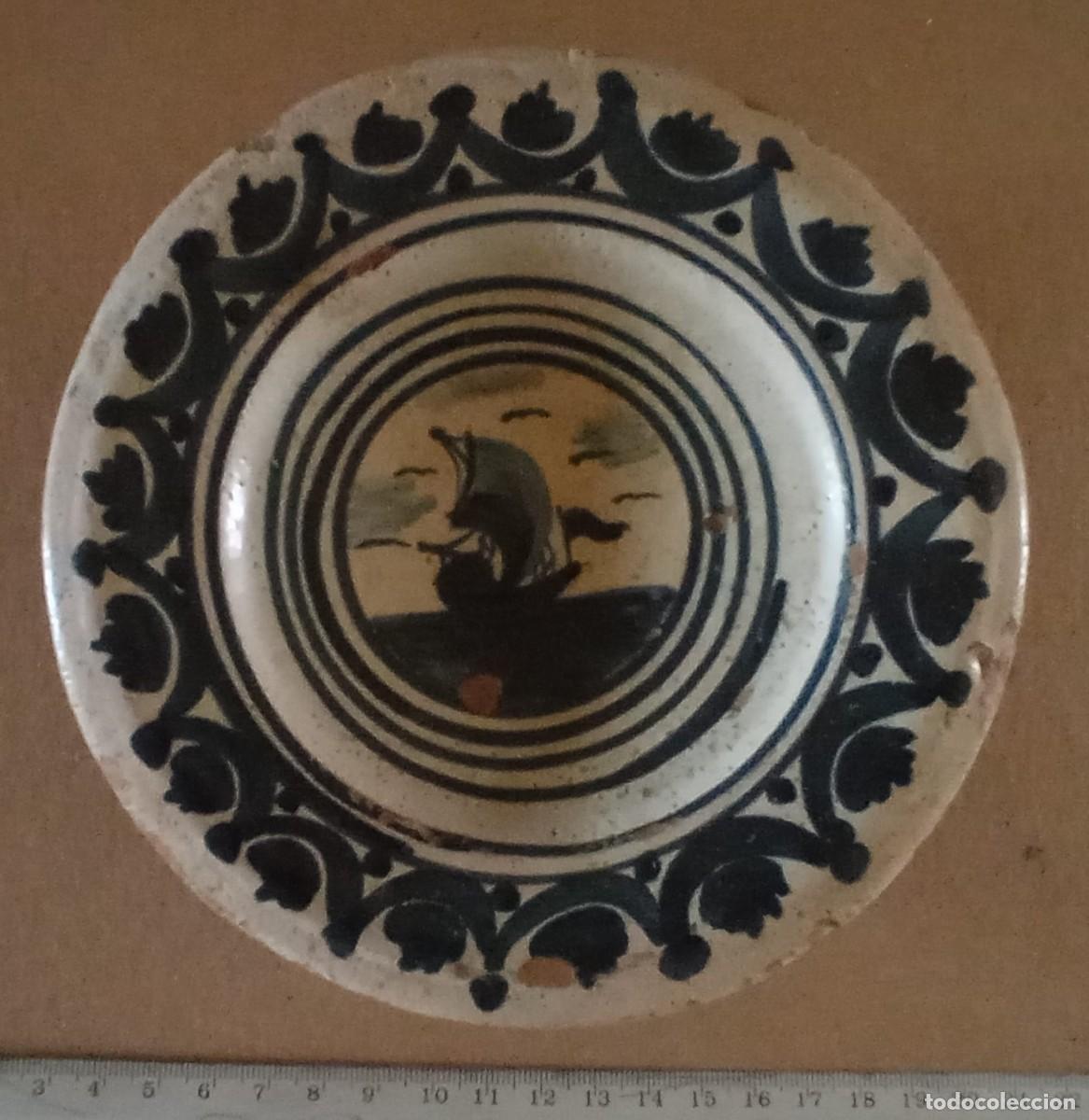 Antig&uuml;edades: Plato de Cer&aacute;mica Catalana del Siglo XVIII, Serie Fajas o Cintas. Motivo Naval