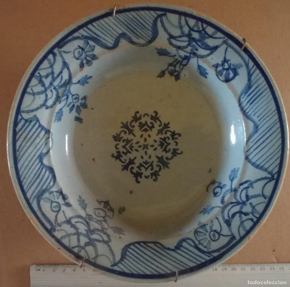 Antig&uuml;edades: Plato de cer&aacute;mica catalana antigua. Serie Arracada. S. XVIII-XIX