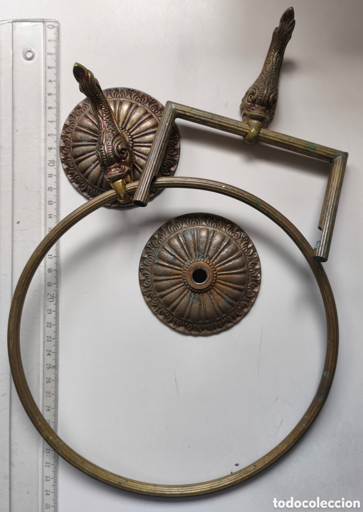 Antig&uuml;edades: Accesorios de ba&ntilde;o vintage, fabricados en metal de bronce dorado, presentan un dise&ntilde;o decorativo.