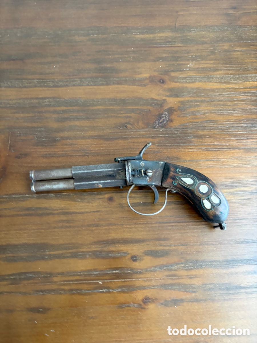 Antiquit&eacute;s: Antigua pistola de percusi&oacute;n de dos ca&ntilde;ones con incrustaciones de n&aacute;car &ndash; Siglo XIX