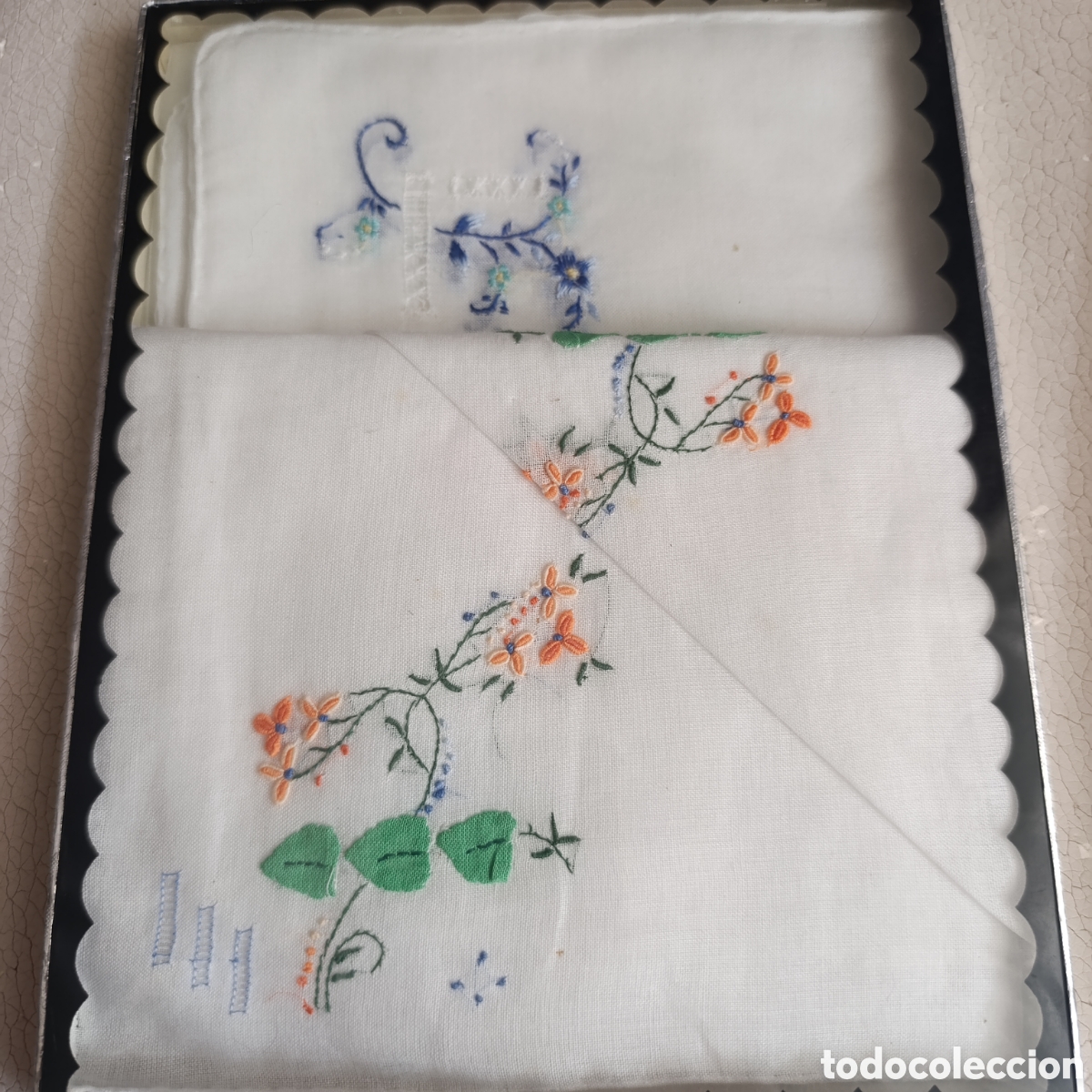 Antig&uuml;edades: 2 Pa&ntilde;uelos antiguos de algod&oacute;n blanco con bordados florales a mano y detalles de vainica.