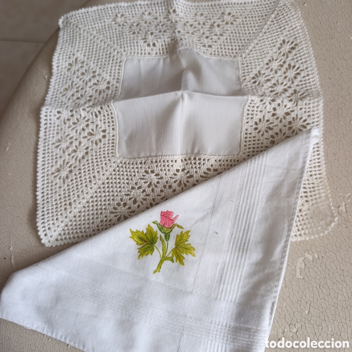 Antig&uuml;edades: Pa&ntilde;uelos antiguos,uno pintado y otro de fino crochet