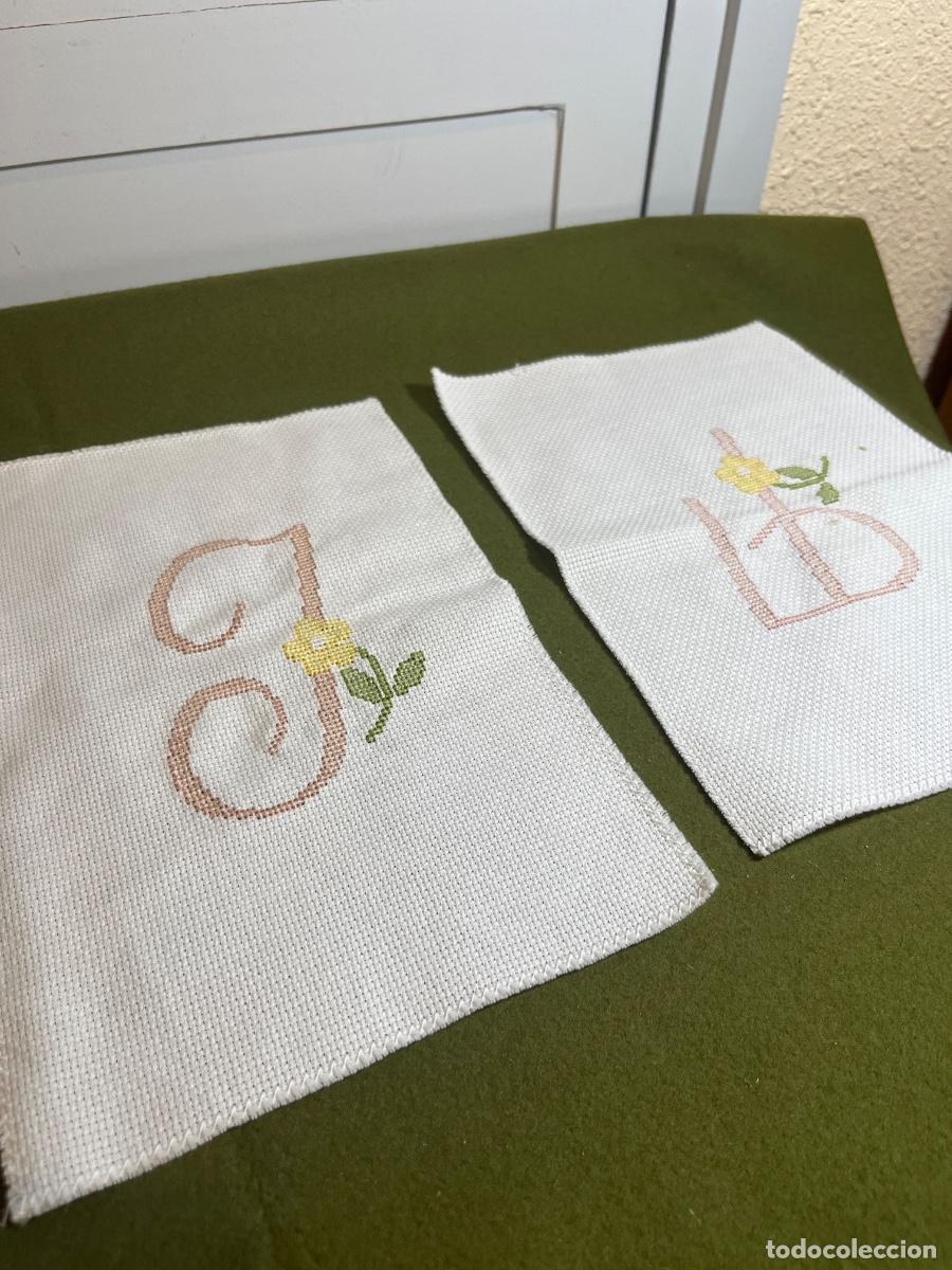 Antig&uuml;edades: Lote 2 pa&ntilde;os bordados a mano iniciales J y B punto de cruz tela panam&aacute; blanco ajuar antiguo cocina t