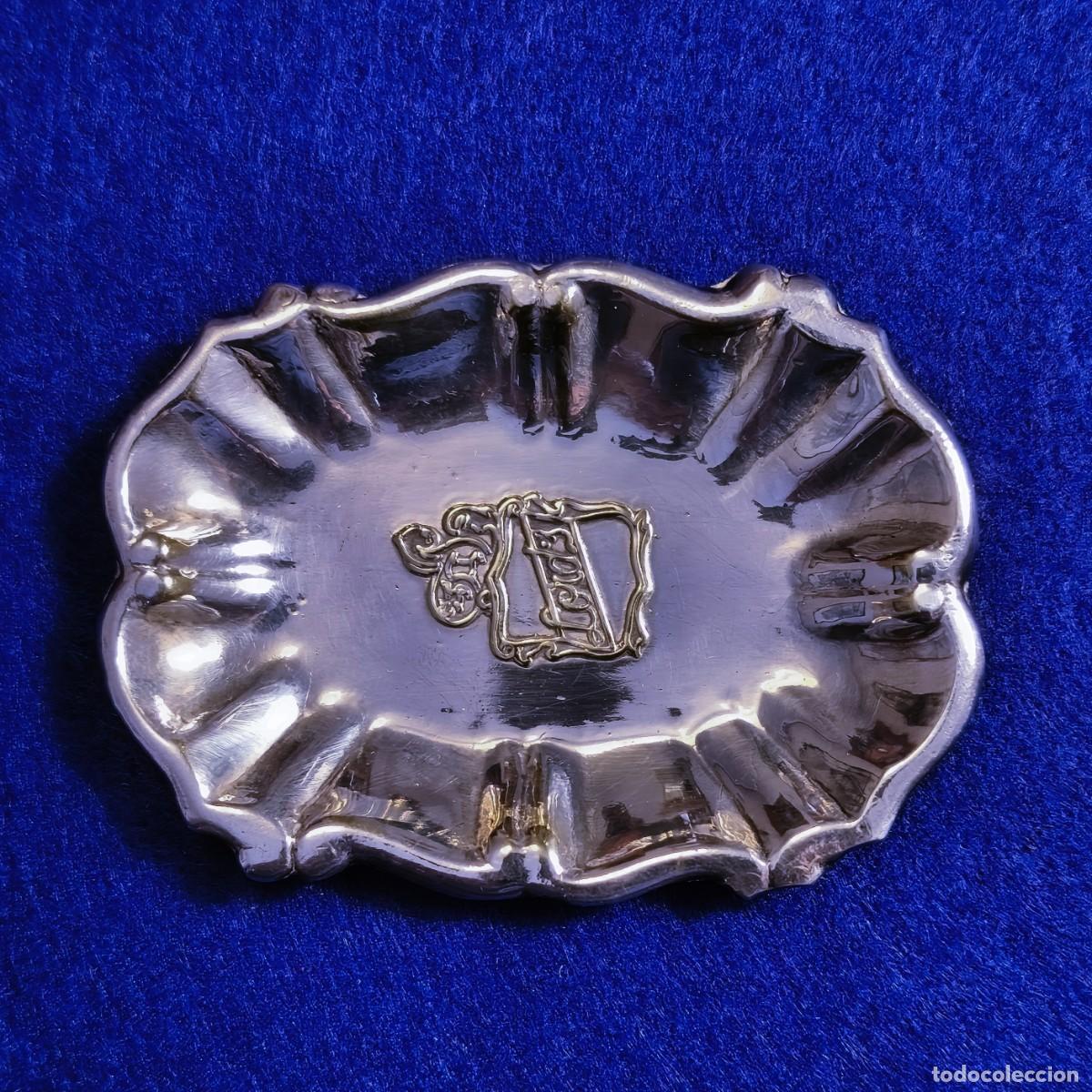 Antiquit&eacute;s: BANDEJA DE ALPACA PLATEADA TEMA ESCUDO. MED. 8,5 X 6 CMS