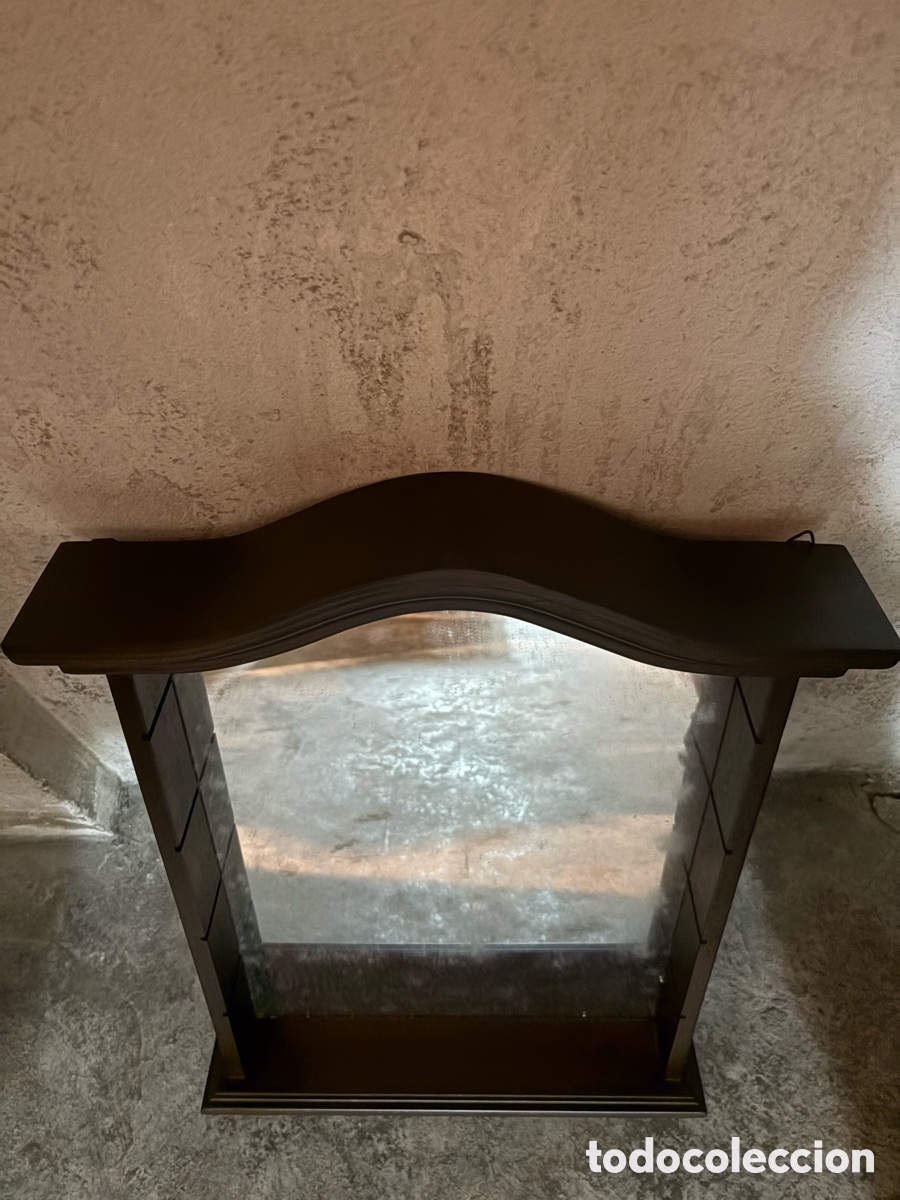 Antig&uuml;edades: Espejo de pared con marco de madera color nogal &ndash; Dise&ntilde;o cl&aacute;sico ondulado
